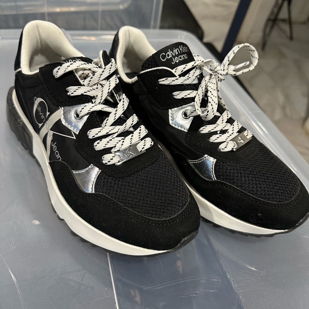 Calvin Klein Women's Magalee Casual Logo Lace-Up Sneakers no box